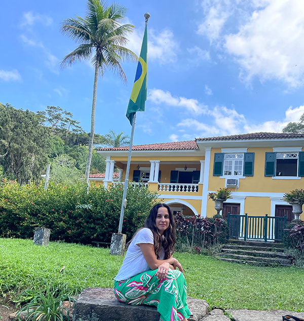 Kathiane sits at the botanical gardens in RDJ